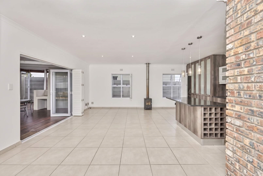 To Let 3 Bedroom Property for Rent in Sunningdale Western Cape